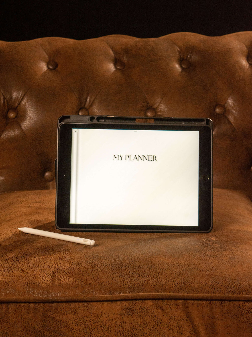 erson using the PLANNER MENSIL on a smartphone to manage goals and daily activities